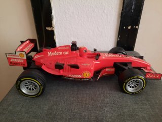 Coche teledirigido rojo.