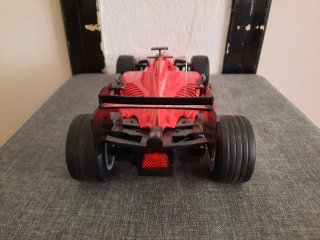 Coche teledirigido rojo.