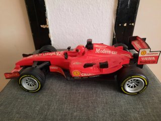 Coche teledirigido rojo.