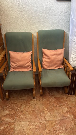 2 Mecedoras Verdes con Cojines Rosas