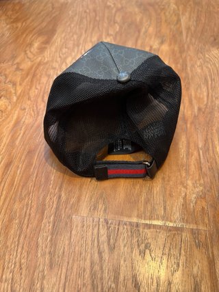 Berretto Gucci nero con logo serpente rosso visiera