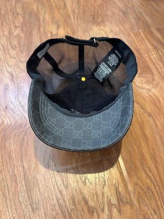 Berretto Gucci nero con logo serpente rosso visiera