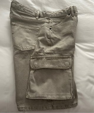 Pantalón corto cargo beige