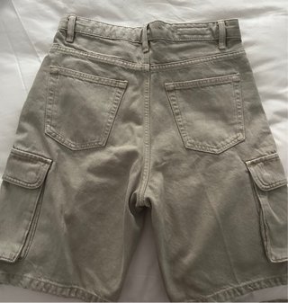 Pantalón corto cargo beige