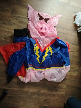 Disfraz inflable de cerdo superhéroe