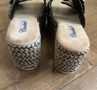 Sandalias de cuña negras y doradas