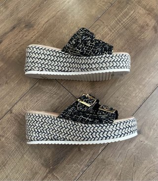 Sandalias de cuña negras y doradas