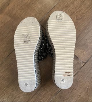 Sandalias de cuña negras y doradas