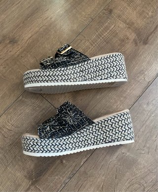 Sandalias de cuña negras y doradas