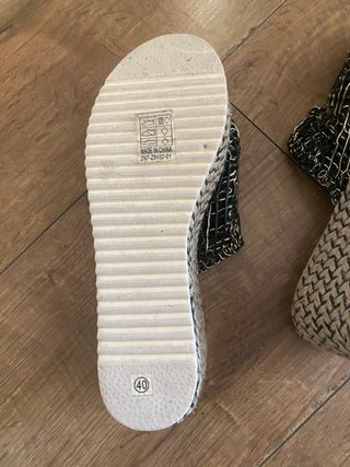 Sandalias de cuña negras y doradas