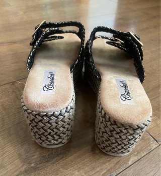 Sandalias de cuña negras y doradas