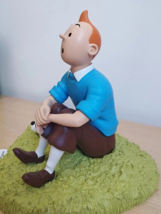 Figura Tintín en la hierba