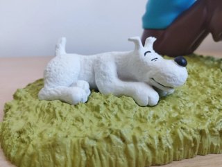 Figura Tintín en la hierba