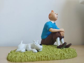 Figura Tintín en la hierba