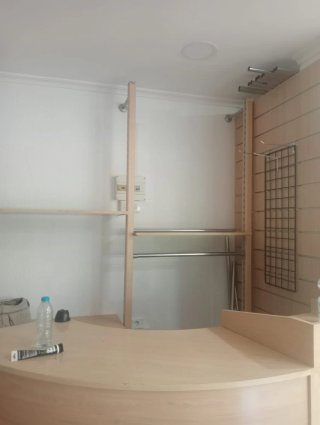 Mobiliario completo para tienda de ropa.