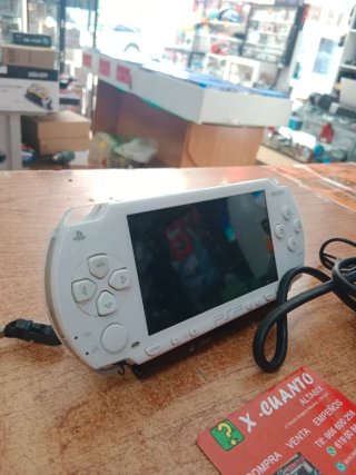CONSOLA SONY PSP 1004 BLANCA CON CARGADOR