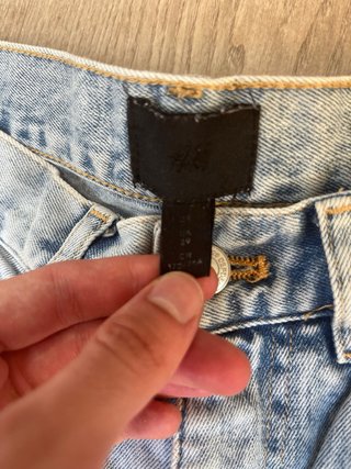Vaqueros cortos desgastados