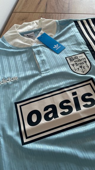 Camiseta Adidas Oasis Negra y Azul