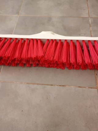 Cepillo escobón rojo y blanco