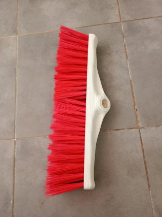 Cepillo escobón rojo y blanco