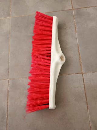 Cepillo escobón rojo y blanco