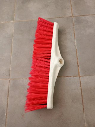 Cepillo escobón rojo y blanco