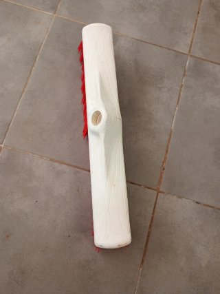 Cepillo escobón rojo y blanco