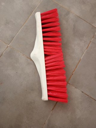 Cepillo escobón rojo y blanco