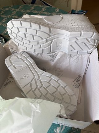 Zuecos sanitarios blancos de piel Dian