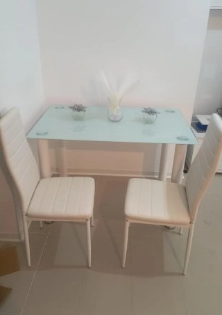 Mesa de cristal con 4 sillas blancas