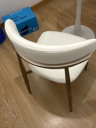 Silla blanca moderna