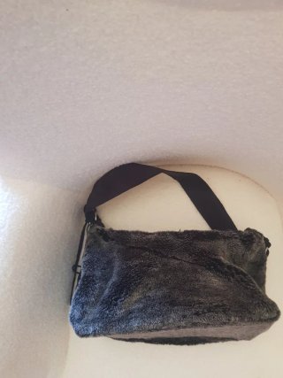Bolso negro con pelo y flecos
