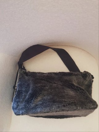 Bolso negro con pelo y flecos