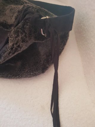 Bolso negro con pelo y flecos