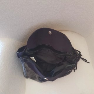 Bolso negro con pelo y flecos