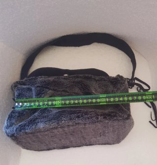 Bolso negro con pelo y flecos