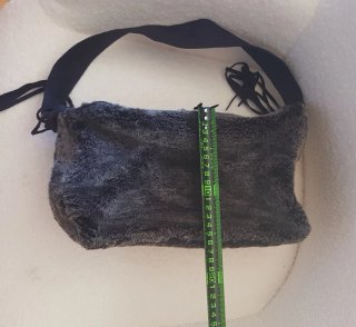 Bolso negro con pelo y flecos