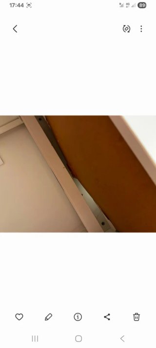 Escritorio blanco con estantería y pizarra