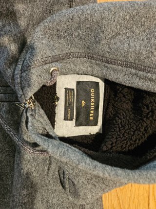 Sudadera Quiksilver gris con capucha