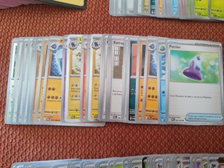 Lote 128Cartas Pokémon TCG + 150 Protectores