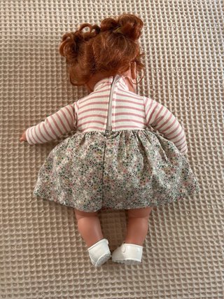 Muñeca con vestido floral y chupete