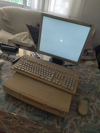 Macintosh Quadra 610 con Diskettes Teclado y Raton