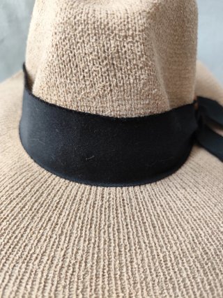 Sombrero beige con lazo negro