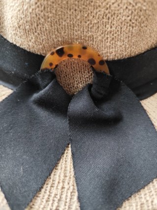 Sombrero beige con lazo negro