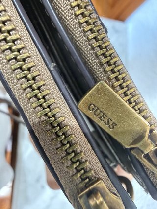 Cartera Guess Marrón y Dorada