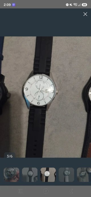 Reloj de pulsera blanco con correa negra
