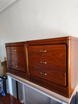Cómoda de madera oscura con 6 cajones