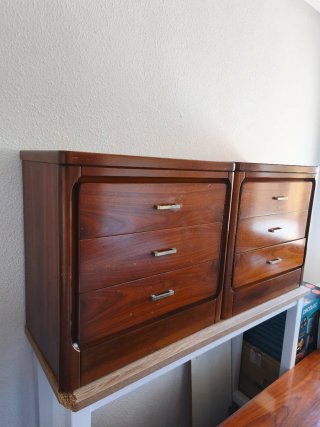 Cómoda de madera oscura con 6 cajones