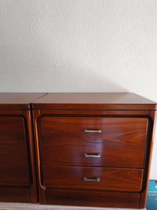 Cómoda de madera oscura con 6 cajones