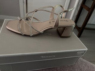 Sandalias Tamaris tacón oro adornos strass